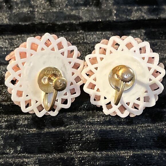 Vintage Pink Acrylic Bushel Of Daisies Austrian Crystals Screw Back Earrings - Picture 6 of 8